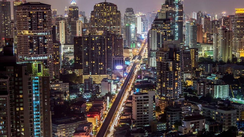 Itinéraire 15 jours en Thaïlande — Rooftop bar avec vue sur Bangkok by night