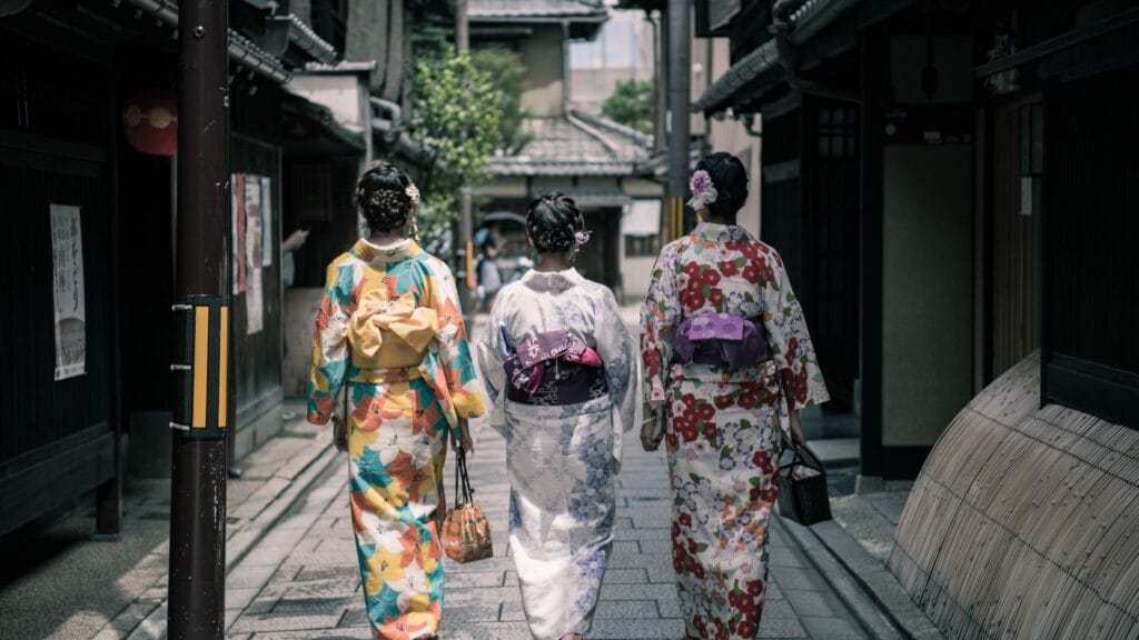 Femmes en tenues tradionnelles dans une ruelle au Japon - l'art de vivre japonais