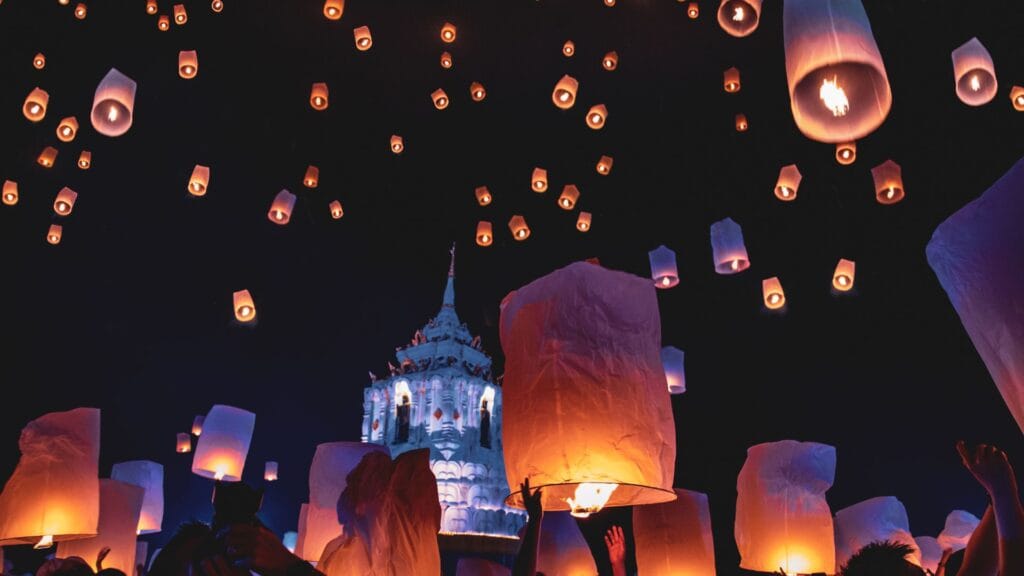 Lâcher de lanternes de la fête de Yi Peng à Chiang Mai en novembre
