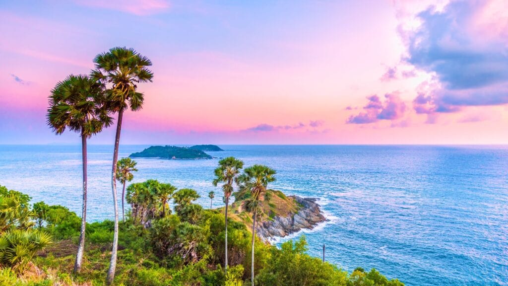 Landscape point de vue Phromthep Cape au coucher du soleil. A Phuket, Thaïlande