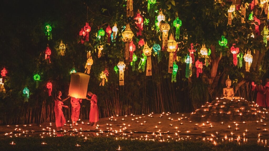Lanternes de Yi Peng lors de la fête des lumières à Chiang Mai