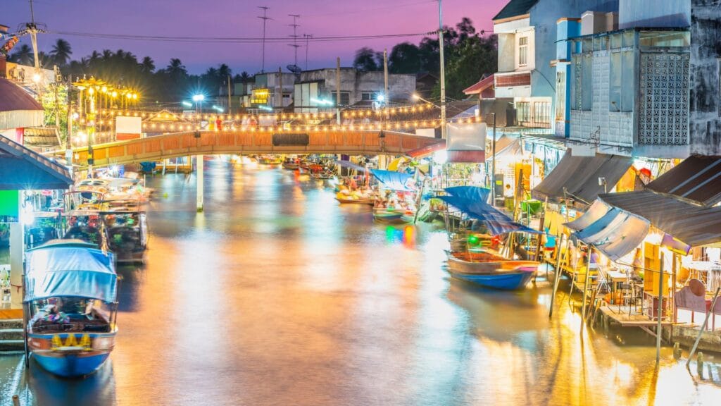 Marché flottant d'Amphawa près de Bangkok