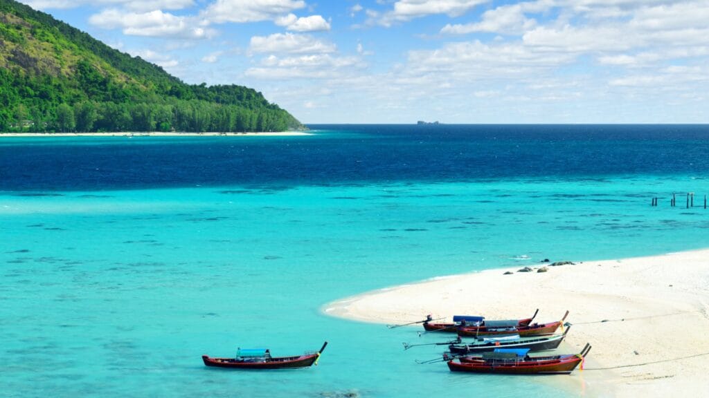 Plage calme d'une île du sud de la Thaïlande, adaptée aux familles