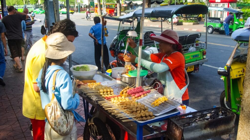 Ambiance locale et street food dans les rues de Bangkok