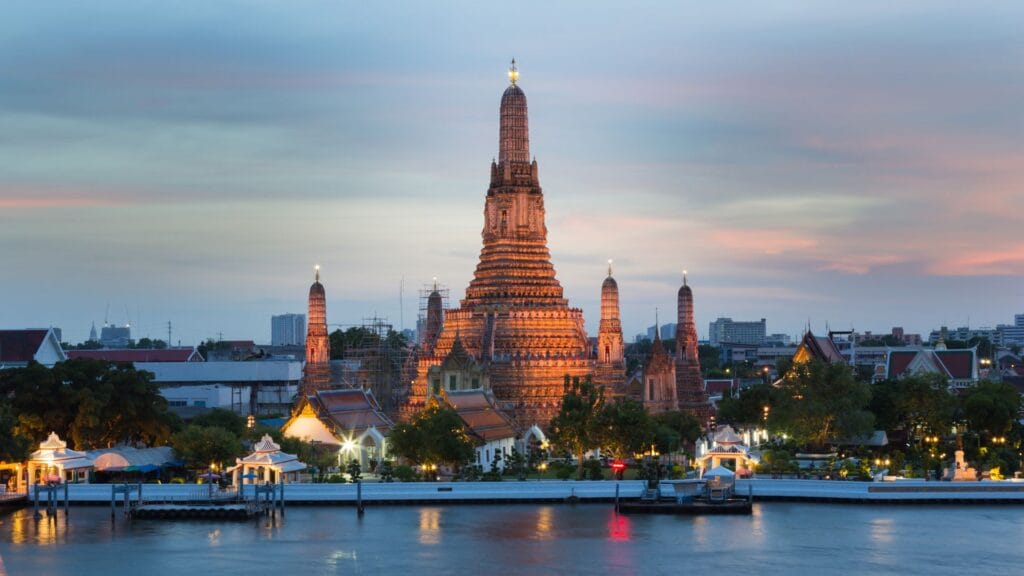 Voyage Thaïlande 2026 : temple de Bangkok au coucher du soleil